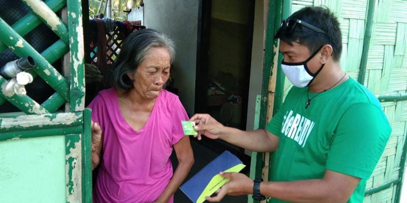 House-to-house card distribution in Brgy. Bugak (Photo: Myleen Ogana/PDRRN)